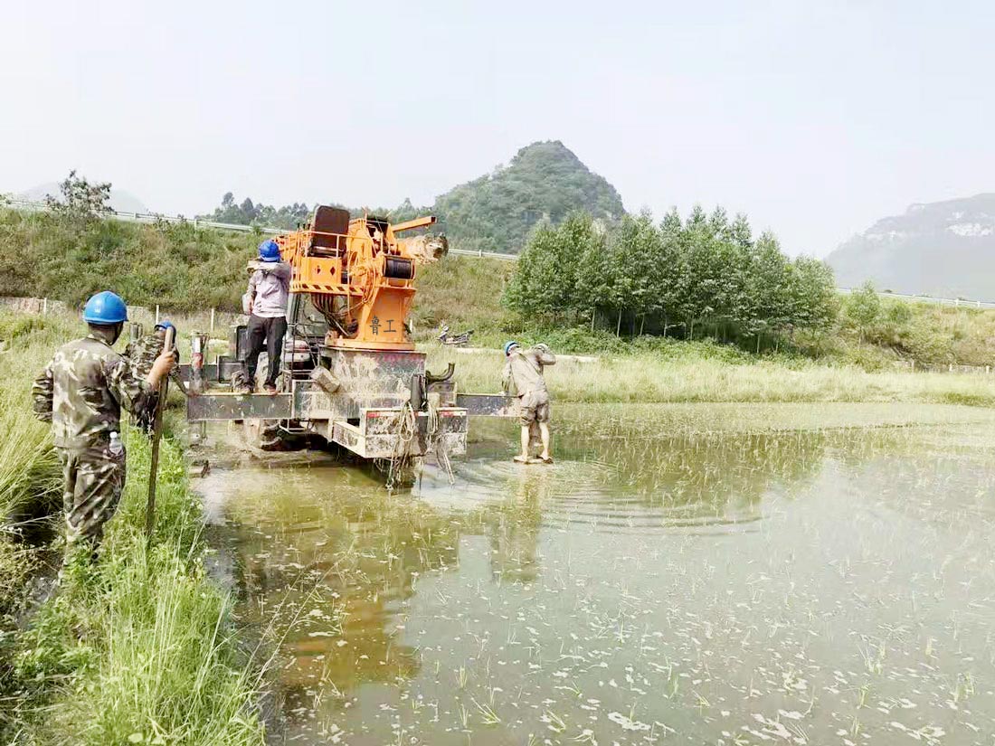 拖拉机吊车工作现场实景